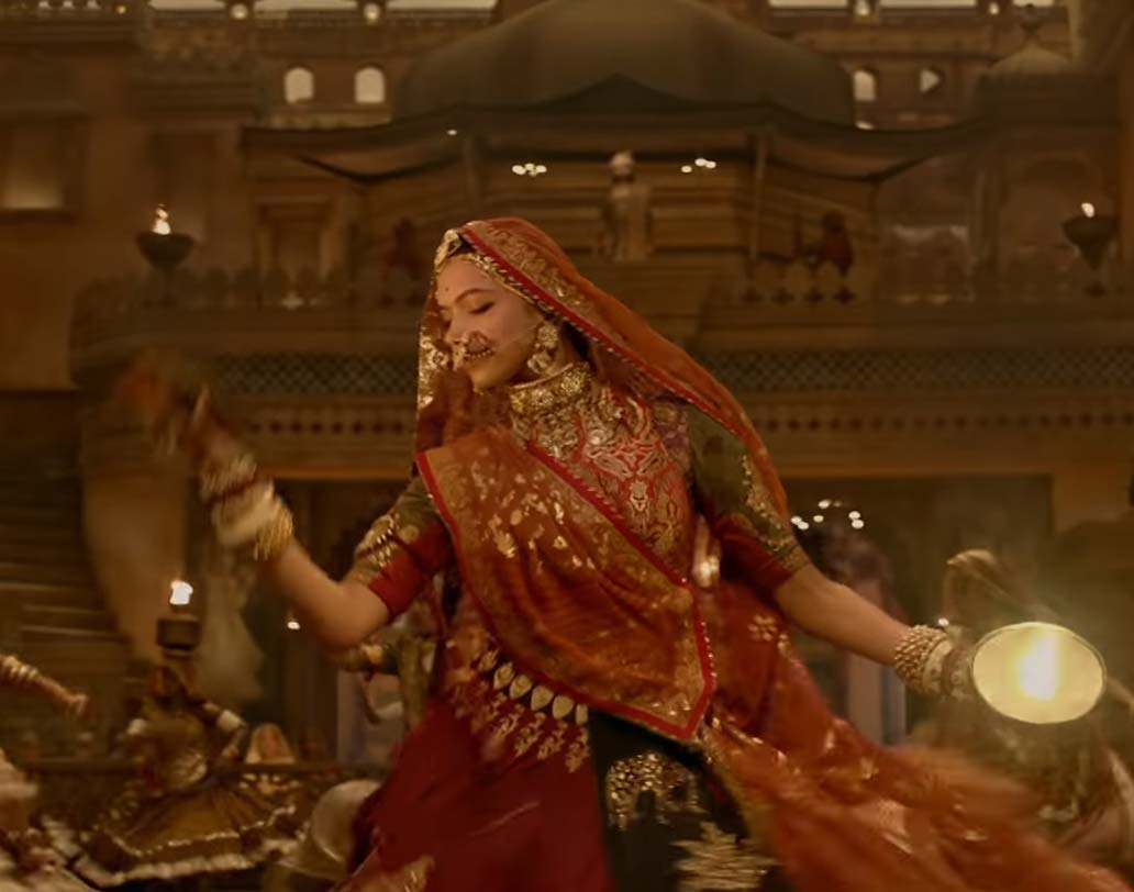 দীপিকার ‘ঘুমর’: দীপিকার নাচের জাদুতে এমনিতেই মুগ্ধ দর্শকরা। তাঁর ডান্সিং স্কিল কেমন, তা আগেই প্রমাণ করেছেন নায়িকা। ‘পদ্মাবত’-এর ‘ঘুমর’ গানেও তার ঝলক দিয়েছেন দীপিকা। সব মিলিয়ে, বলিউডের বিখ্যাত ট্রেড অ্যানালিস্ট তরণ আদর্শও জানিয়েছেন, এ ছবি রেকর্ড ভাঙতে তৈরি। ‘পদ্মাবত’ লম্বা রেসের ঘোড়া!