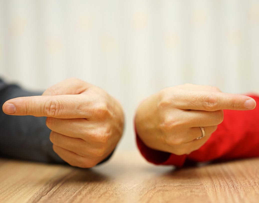 কঠিন পরিস্থিতি জীবনে মানুষ চেনায়। জীবনে যখন খারাপ সময় আসে তখন যদি দু’জনের মূল্যবোধে আকাশ-পাতাল ফারাক থাকে তবে ধীরে ধীরে দূরত্ব তৈরি হয়। এর থেকে বিবাহ বহির্ভূত সম্পর্ক তৈরি হতে পারে।