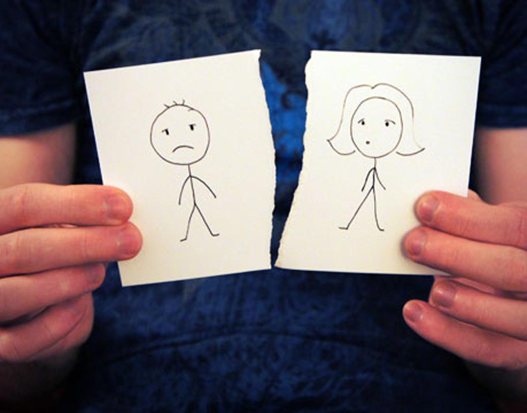 এক সময়ে একে অপরের প্রতি তীব্র ভাললাগা থেকে সম্পর্ক গড়ে উঠলেও সময়ের সঙ্গে সঙ্গে খারাপ লাগা সামনে আসতে শুরু করে। বোঝা যায় একে অপরের থেকে কতটা আলাদা। দূরত্ব বাড়তে থাকে। যা অনেক সময়ই বিবাহ বহির্ভূত সন্পর্কের জন্ম দেয়।