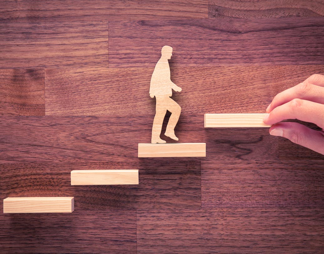 কিছু মানুষ রয়েছেন যাঁরা কেরিয়ারে উন্নতির জন্যই শুধু সম্পর্কে জড়াতে পারেন। এদের থেকে দূরে থাকুন। এঁরা সম্পর্ককে উন্নতির সিঁড়ি হিসেবে দেখেন।