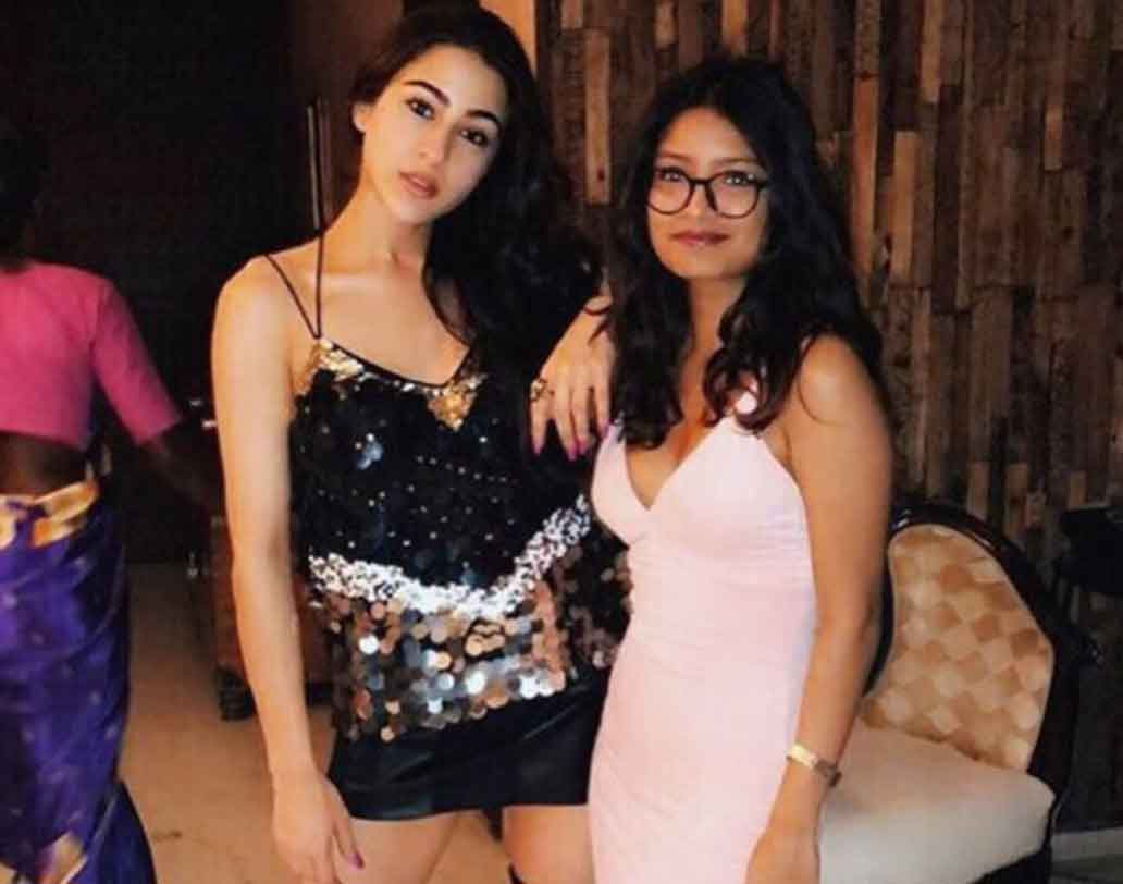 পার্টিতে সারার মেক-আপ ও ফ্যাশন সেন্সও নজর কেড়েছে নেটিজেনদের। বলিউডের আপকামিং অভিনেত্রী পরেছিলেন কালো ও রূপোলি রঙা মিনি ড্রেস। সঙ্গে হাঁটু পর্যন্ত বুট।