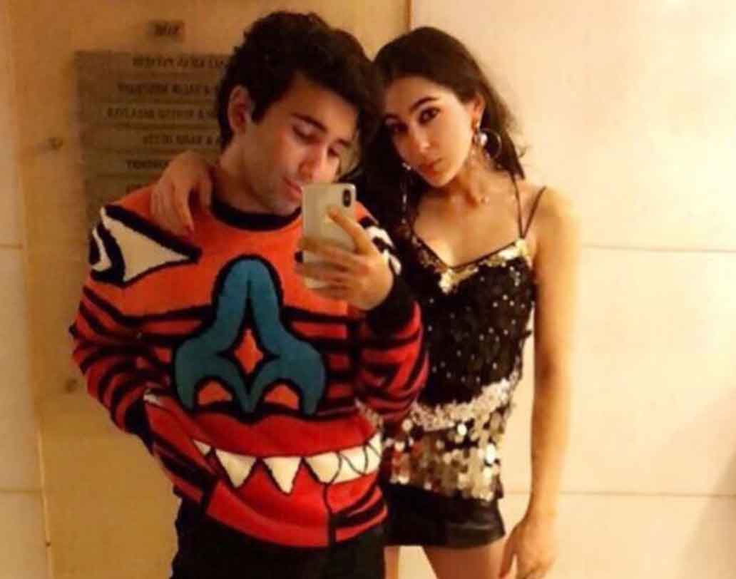 পার্টিতে বন্ধুদের সঙ্গে সেলফি তুলতেও দেখা গিয়েছে সারাকে। ইনস্টাগ্রাম পেজে সারা নিজেই শেয়ার করেছেন এই ছবিগুলি।