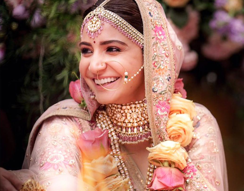 শুধু ফ্যাশন নয়, বিয়েটাইকে অন্য মাত্রায় নিয়ে গিয়েছেন অনুষ্কা শর্মা। শুধু সফট পিঙ্কের মতো প্যাস্টেল শেডই এখন বাজার জুড়ে নেই, ছেয়ে রয়েছে ফ্লোরাল প্রিন্টও। লাল রং আর সোনার গয়নার জাঁকজমক যেন আউট করে দিয়েছে ফ্লোরাল ফ্রেশনেস। সব হবু কনের ফ্যাশন গোল এখন অনুষ্কার ব্রাউডাল লুক।