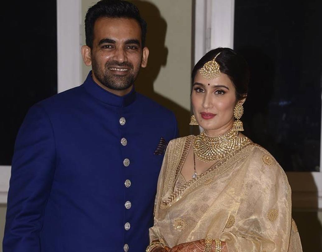 বিয়ের পোশাক চান একদম হালকা রঙের? অথচ রয়্যাল ছোঁয়া? তা হলে সোনালিই আরনার জন্য সেরা রং। সাগরিকা ঘাটগের মতো সোনালি লেহঙ্গা হোক বা সোনালি শাড়ি, আপনার সাজ কমপ্লিমেন্ট করবে সোনা, হিরের ভারী গয়না।