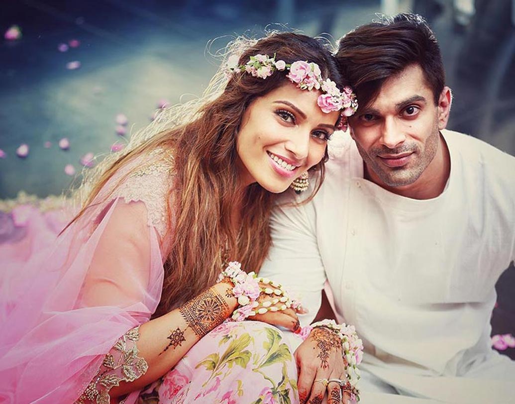 অনেকে পরিবারেই বিয়ে বা রিসেপশনের সাজে লেহঙ্গা পরা নিয়ে খুঁতখুঁতানি থাকে। তাই বিয়ের আগে মেহন্দি বা ককটেল পার্টির মতো ছোটখাট অনুষ্ঠানে লেহঙ্গা পরেন অনেকেই। বিপাশার মতো ফ্লোরাল প্রিন্টের লেহঙ্গার সঙ্গে ফুলের সাজ এই সব প্রি-ওয়েডিং ফাংশনের মোস্ট ট্রেন্ডিং সাজ এখন।