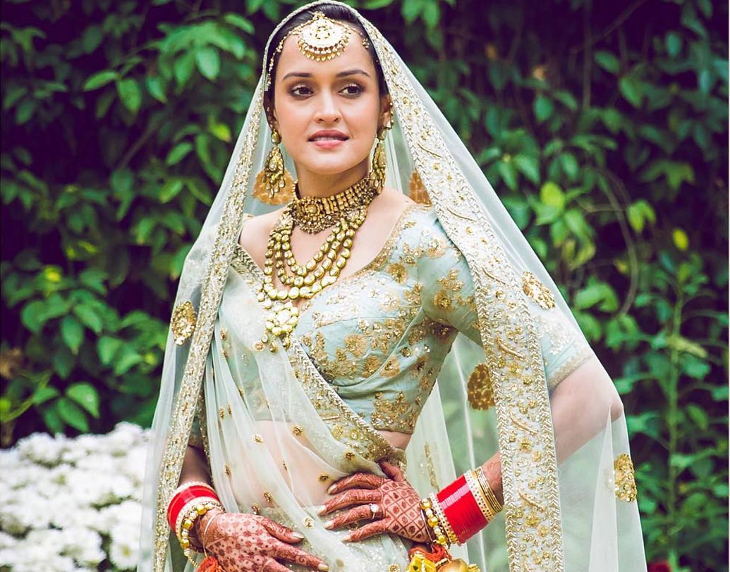 সবুজের শেড পছন্দ? অথচ বিয়েতে সবুজ এখন একেবারেই আউট অব ফ্যাশন? তা হলে আপনাকে ফ্যাশন গোল দিতে পারেন নফিসা আলির মেয়ে পিয়া। বিয়েতে এই গোল্ড এমব্রয়ডারিড সফট গ্রিন লেহঙ্গা পরেছিলেন পিয়া।