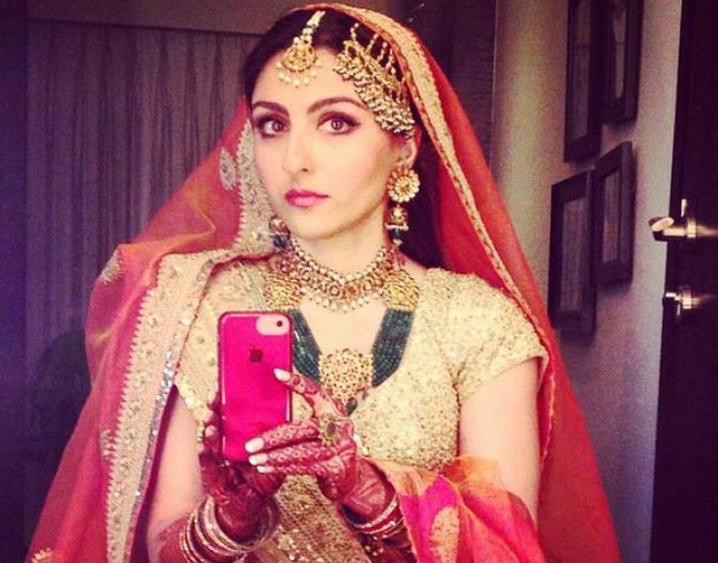 লাইট গোল্ড-পিচ যদি আপনার পছন্দের রং তা হলে সোহার মতো এই লেহঙ্গাও পরতে পারেন বিয়ের অনুষ্ঠানে। যে কোনও উজ্জ্বল রঙের স্টোন জুয়েলারি কনট্রাস্ট লুক এনে দেবে সাজে।