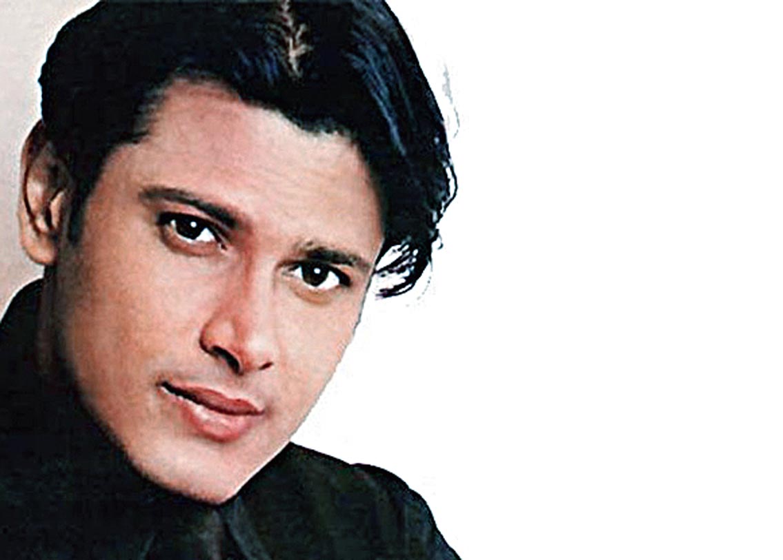 আমনা শরিফ: রাত এগারোটা বাজলেই দর্শকদের মনে তুমুল প্রেমের জোয়ার তুলত ‘কহি তো হোগা’র সুজল-কাশিশ-পীযূষ। ত্রিকোণ প্রেমের এই গল্পের সঙ্গে সঙ্গে নতুন মুখের আমনা শরিফও মন জয় করেছিলেন সকলের। চার বছর ধরে রমরমিয়ে চলার পরে শেষ হয় কাশিশের গল্প। তার পর আমনা বলিউডে নিজের ভাগ্য পরীক্ষা করলেও সফল হননি। আফতাব শিবদাসানির সঙ্গে ‘আলু চাট’-এ ডেবিউ করেছিলেন আমনা। হাতেগোনা চারটি ছবিতে কাজ করেন। কয়েকটি মিউজিক ভিডিয়ো ও দু’টি ধারাবাহিকে তাঁকে দেখা গেলেও কাশিশের জনপ্রিয়তা আর পাননি আমনা। তাঁকে শেষ দেখা গিয়েছে ‘এক ভিলেন’-এ, সুলোচনার চরিত্রে। দীর্ঘ দিনের প্রেমিক প্রযোজক অমিত কপূরকে বিয়ে করেছেন অভিনেত্রী। আরাইন নামে তাঁদের একটি ছেলেও রয়েছে।