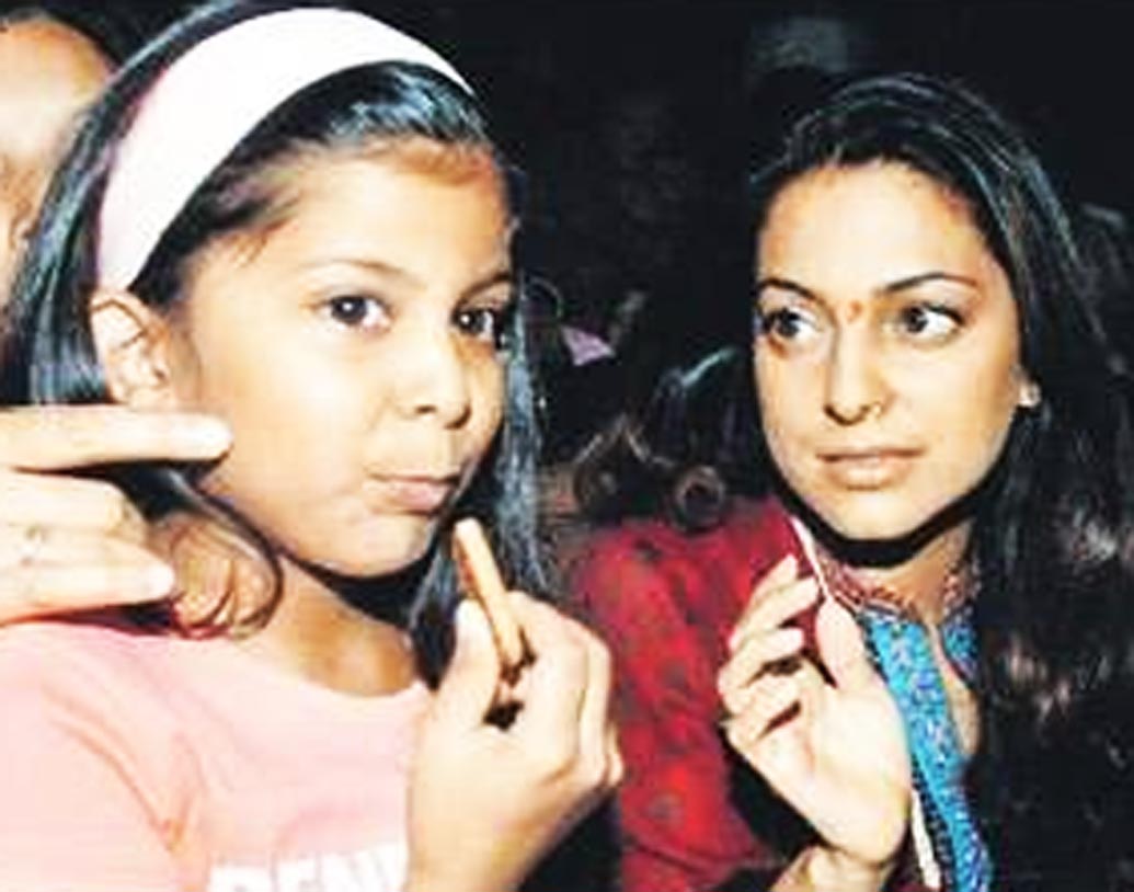 ঝাঁ চকচকে জীবনযাপন নয়, এক্কেবারে ছাপোষা সাধারণ মানুষের মতোই জীবন পছন্দ জাহ্নবীর। দীপিকা পাড়ুকোন আর বরুণ ধবনের বিরাট ভক্ত সে।