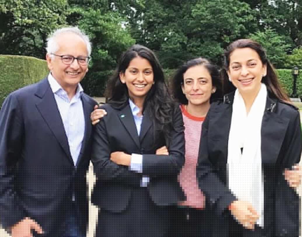 দুই সন্তনের জন্মের পর জুহি নিজেই সরে গিয়েছিলেন লাইমলাইট থেকে। ছেলে-মেয়েদের দেখভালের জন্যই কিছুদিন সিনেমা থেকে বিরতি নিয়েছিলেন এই অভিনেত্রী।