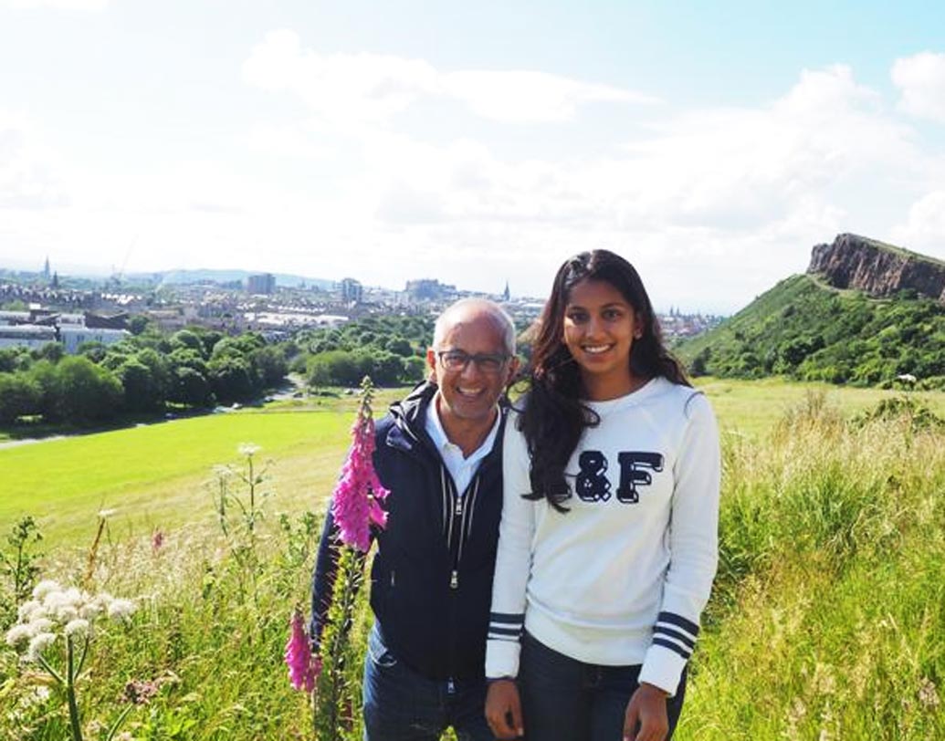 জুহির পুত্র এবং কন্যা অর্থাত্ জাহ্নবী ও অর্জুনের পড়াশোনা ধীরুভাই অম্বানী ইন্টারন্যাশনাল স্কুলে। পরবর্তী পড়াশোনা লন্ডনে। বর্তমানে লন্ডনের চার্টার হাউস বোর্ডিং স্কুলে পড়ছে অর্জুন ও জাহ্নবী।