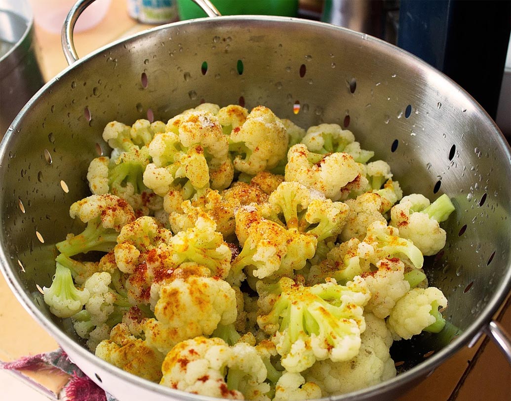 উপকরণ: ১টা বড় ফুলকপি, আলু: ১টা মাঝারি সাইজের খোসা ছাড়িয়ে ডুমো করে কাটা, টোম্যাটো: ৩টে কুচনো, ঘন দই: আধ কাপ, আদা: আধ ইঞ্চি স্টিক: থেঁতো করা, কড়াইশুঁটি: ১ মুঠো, ধনেপাতা কুচি: ১ মুঠো, দারচিনি স্টিক: ১টা মাঝারি, লবঙ্গ: ৩টে, ছোট এলাচ: ৩টে, ছোট এলাচ: ৩ টে, ধনেপাতা: ১টা, হলুদ গুঁড়ো: ২ চা চামচ, লঙ্কা গুঁড়ো: ৩-৪ চা চামচ, ভাজা জিরে-ধনে গুঁড়ো: ২ চা চামচ, সাদা তেল বা ঘি: ২ টেবল চামচ, কাজু: ১ মুঠো, সামান্য চিনি, পরিমাণ মতো নুন।