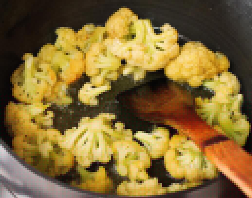 ফুলকপি ও আলুর টুকরোয় হলুদ ও লঙ্কা গুঁড়ো ছড়িয়ে নিন। ভাল করে মেশান যাতে সব টুকরোয় মশলা ভাল করে মাখানো হয়।