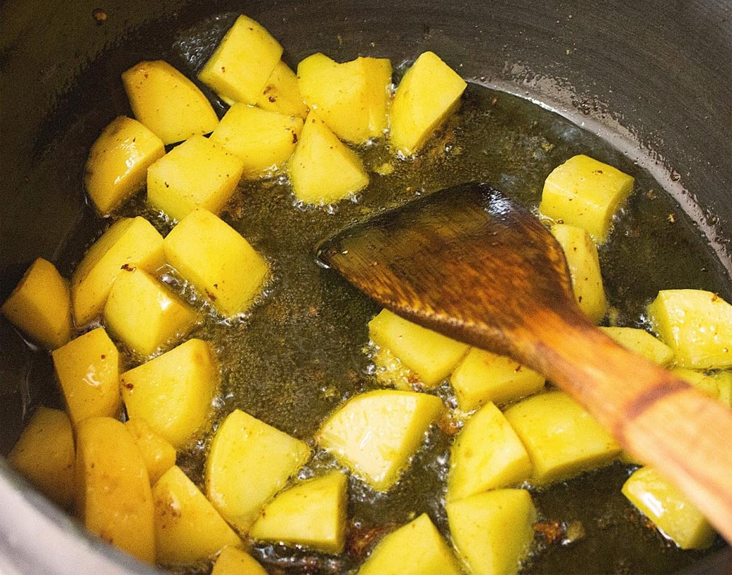 কড়াইতে তেল গরম করে ফুলকপি ও আলু আলাদা আলাদা করে সোনালি করে ভেজে তুলে রাখুন।