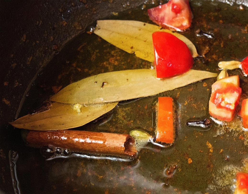 বাকি তেল বা ঘি-তে তেজপাতা, লবঙ্গ, এলাচ ও দারচিনি ফোড়ন দিয়ে সুন্দর গন্ধ বেরনো পর্যন্ত সতে করুন।