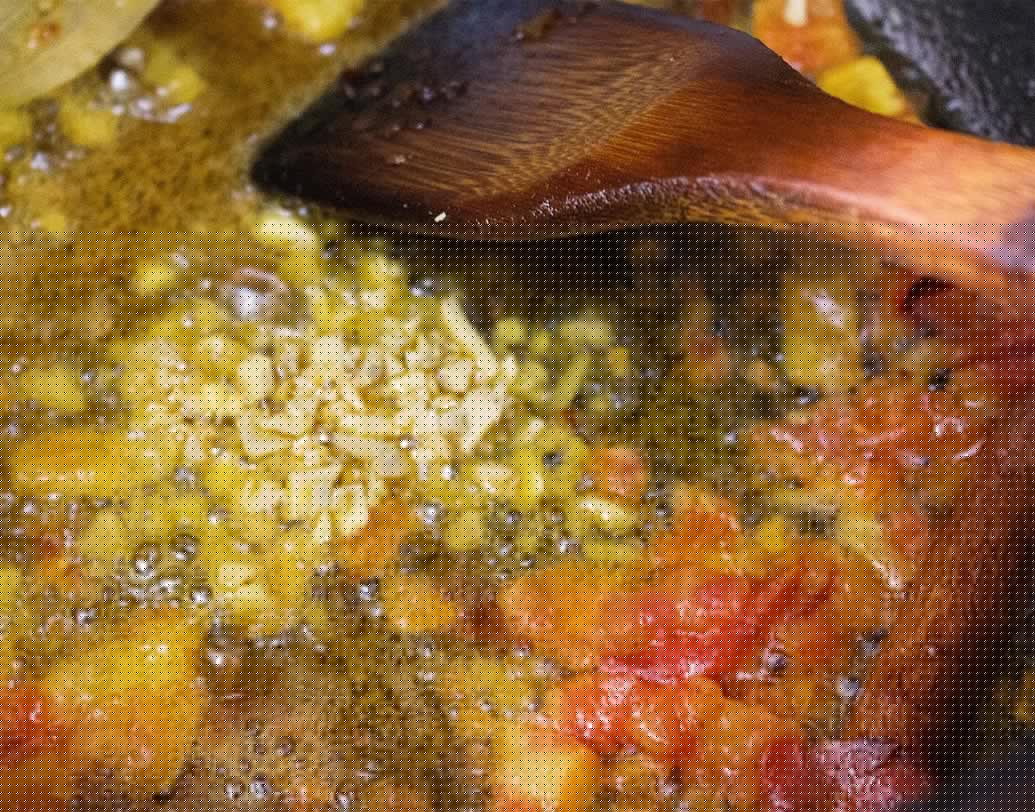 টোম্যাটো কুচি দিয়ে নাড়তে থাকুন যতক্ষণ না গলে গিয়ে তেল ছাড়তে শুরু করে। টোম্যাটো গলে গেলে আদা কুচি দিয়ে ভাল করে মিশিয়ে নিন।