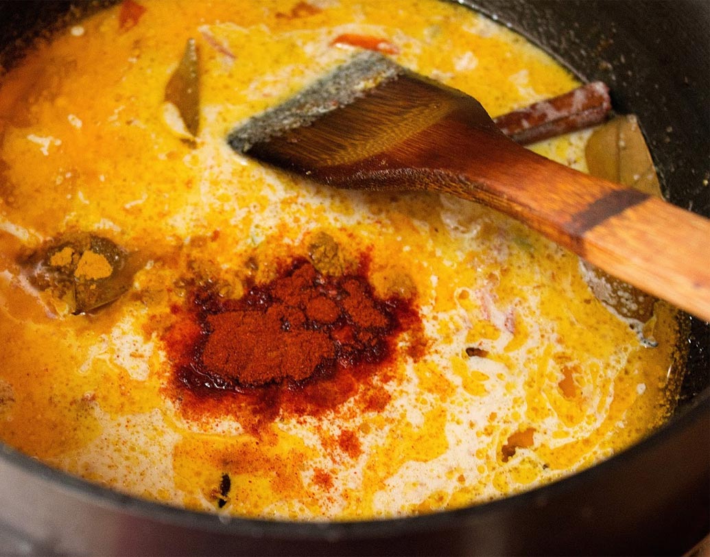 এ বার সব গুঁড়ো মশলা দিয়ে নুন ও চিনি মেশান।