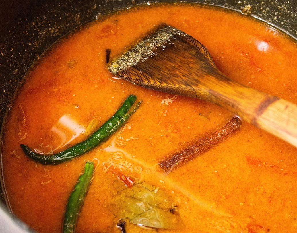 জল দিয়ে আঁচ বাড়িয়ে ফুটতে দিন। কাঁচালঙ্কা দিতে পারেন ইচ্ছা হলে।