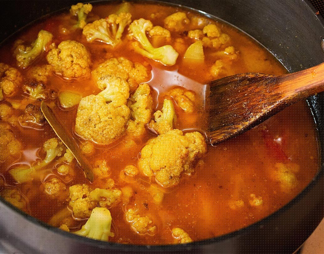 এ বার ভাজা ফুলকপি ও আলু দিয়ে দিন কড়াইতে।