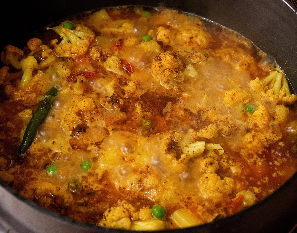 আলু ও ফুলকপি নরম হয়ে গেলে কড়াইশুঁটি দিয়ে সিদ্ধ হওয়া পর্যন্ত ফুটিয়ে আঁচ বন্ধ করে দিন।