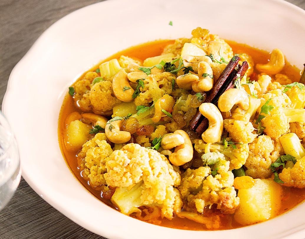 সব শেষে গরম মশলা, কাজু ও ধনেপাতা কুচি ছড়িয়ে পরিবেশন করুন।