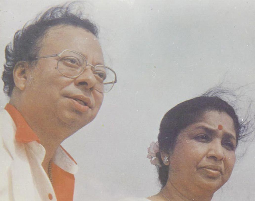 সম্পর্কের রাহুল: আশা ভোঁসলেকে রাহুল দেব বর্মণের স্ত্রী হিসেবে সকলেই চেনেন। কিন্তু আশা ছিলেন আরডি-র দ্বিতীয় স্ত্রী। ১৯৬৬ সালে রীতা পটেলকে বিয়ে করেন রাহুল। কিন্তু সে সম্পর্ক দীর্ঘস্থায়ী হয়নি। ১৯৭১-এ তাঁদের বিচ্ছেদ হয়ে যায়। এর পরই তিনি ‘মুসাফির হো ইঁয়ারো’ গানে সুর দেন। নতুন করে সম্পর্কে ফিরতে সময় লেগেছিল আরও ন’বছর। ১৯৮০-তে আশাকে বিয়ে করেন তিনি।