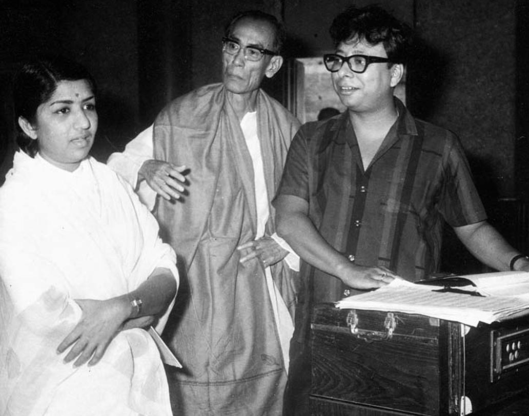 আশার সঙ্গে ঝগড়া: প্রত্যেক সম্পর্কেই মান-অভিমান থাকে। আশা-রাহুলও তার ব্যতিক্রম নন। রাহুলের মৃত্যুর অনেক বছর পর এক সাক্ষাত্কারে আশা শেয়ার করেছিলেন তাঁদের ঝগড়ার টপিক। শুনলে অবাক হবেন, গান নিয়েই মান-অভিমান হত তাঁদের। আশার মনে হত, সব রোম্যান্টিক গান রাহুল লতা মঙ্গেশকরকে দিয়ে গাওয়াতেন। আর আশার জন্য থাকত সব হাই পিচের গান।