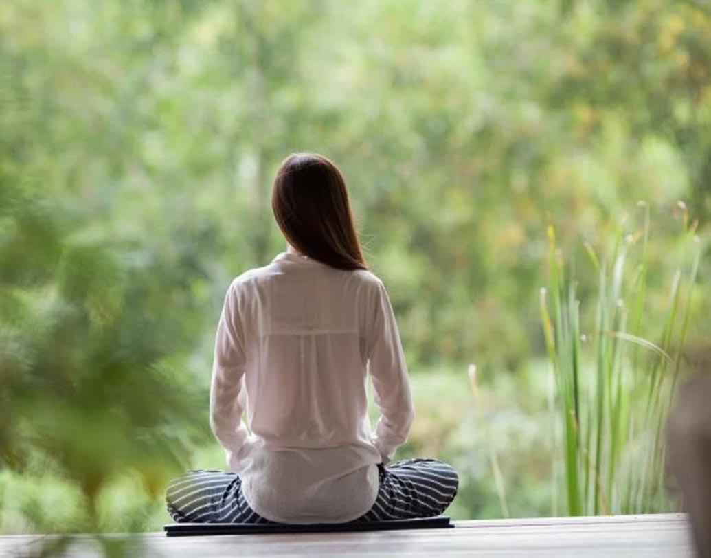 সুস্থতার জন্য জীবনের ব্যস্ততা, কোলাহল কাটিয়ে ক্রমশই জনপ্রিয় হচ্ছে নীরবতা, যোগাভ্যাস। জিম করে শুধু ফিটনেস বাড়ানোর উপর জোর না দিয়ে নীরবতা ও যোগাভ্যাসের মাধ্যমে সার্বিক উন্নতির উপর জোর দিচ্ছেন মনোবিদরা।