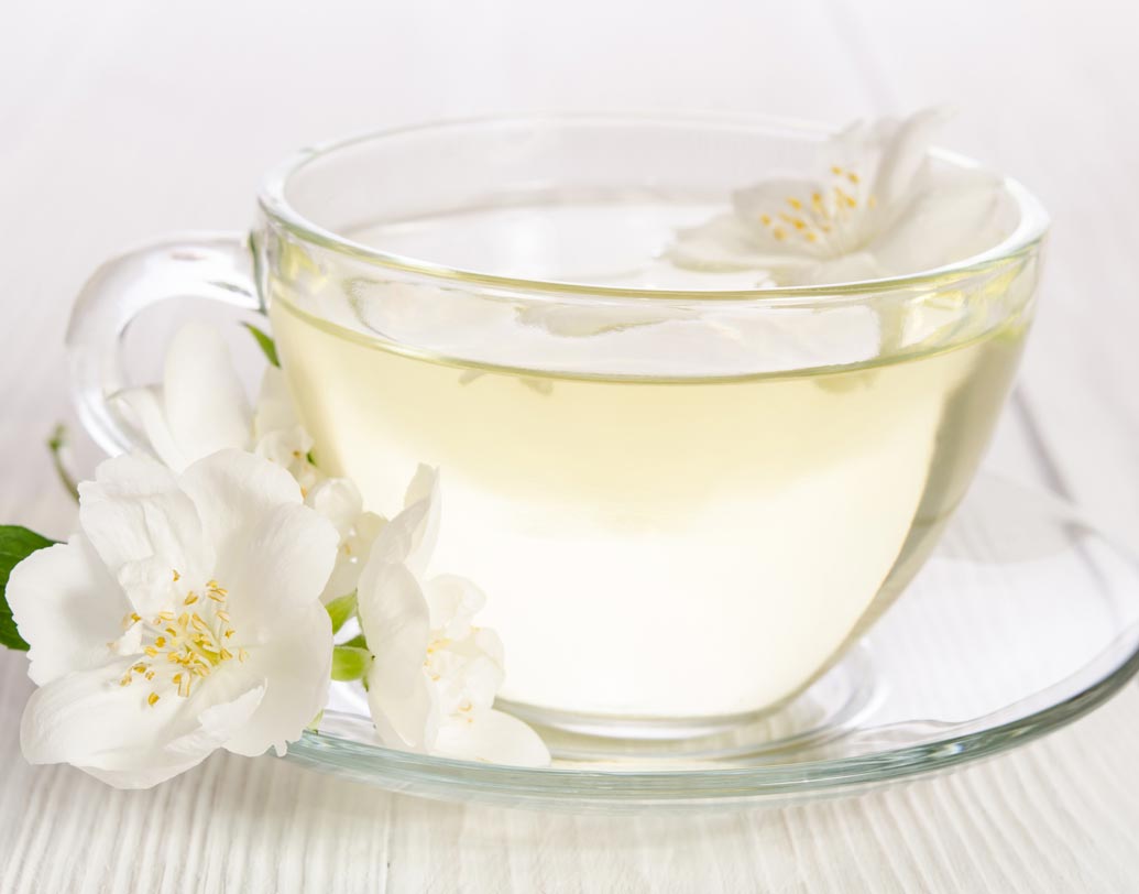 সাদা চা: সব চায়ের থেকে কম প্রসেসড হোয়াইট টি। তাই গ্রিন টি-র থেকেও বেশি অ্যান্টিঅক্সিড্যান্ট থাকে এই চায়ে। এই চা হজমে যেমন সাহায্য করে তেমনই শরীরে ফ্যাট কোষ জমতে বাধা দেয়।