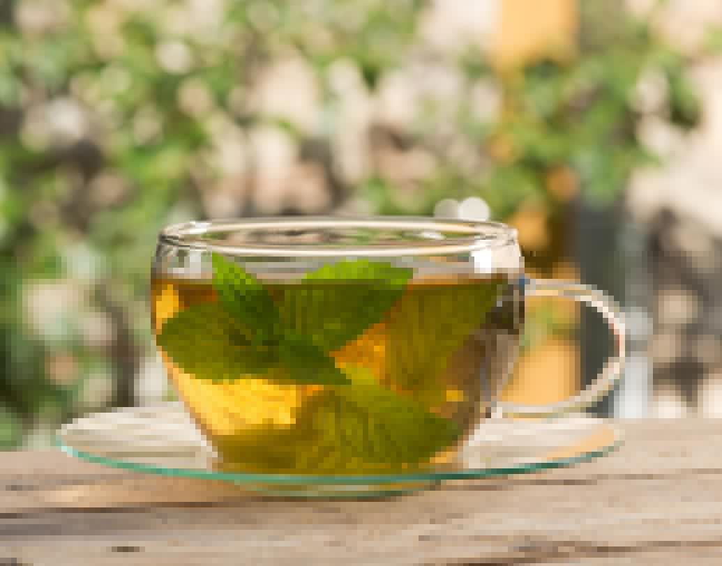 পেপারমিন্ট টি: খিদে কমাতে দারুণ কার্যকর পেপারমিন্ট টি। আর তাই ক্যালোরি ঝরাতেও সাহায্য করে। একমুঠো পুদিনা পাতা গরম জলে ৫ মিনিট ফুটিয়ে নিলেই তৈরি হয়ে যায় পেপারমিন্ট টি।