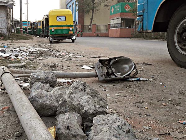 Someone may electrocuted from broken light post at New town