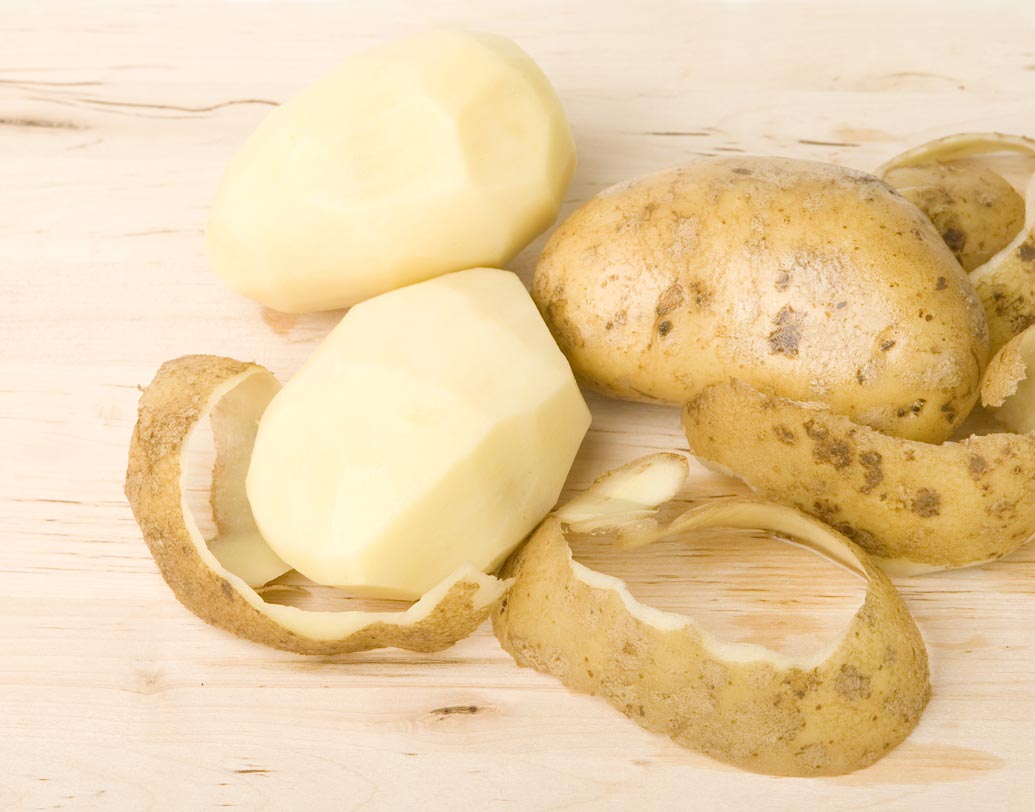 আলুর খোসার মধ্যে থাকা উত্সেচক ও ভিটামিন সি ত্বকের কালো ছোপ, চোখের কোলের কালি, ফোলা ভাব, ক্লান্তি দূর করতে সাহায্য করে।