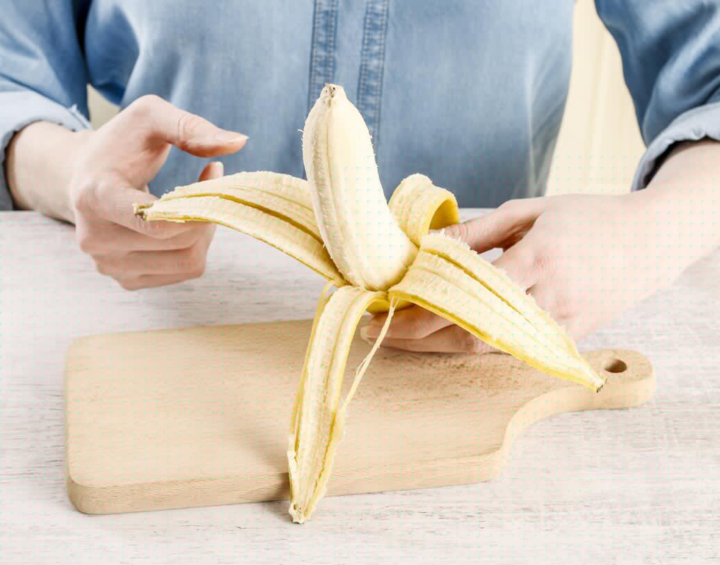 কলার খোসা দাঁত ঝকঝকে করতে সাহায্য করে। দাঁতে হলুদ ছোপ পড়লে কলার খোসা ঘষে নিন।