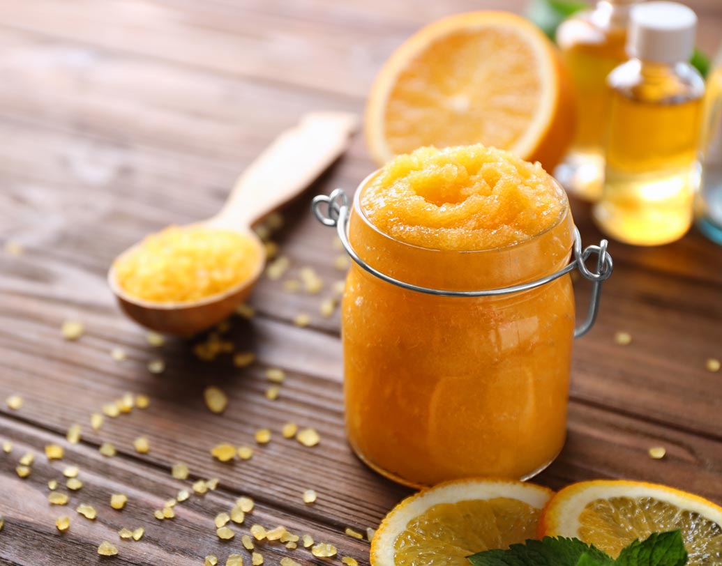 ফল বা সবজির খোসায় থাকা অ্যান্টিঅক্সিড্যান্ট ও নিউট্রিয়েন্ট ত্বকের জন্য খুব ভাল। যা ত্বক এক্সফোলিয়েট ও পরিষ্কার করতে সাহায্য করে। কমলা লেবুর শুকনো খোসা কোরানোর সঙ্গে দই ও মধু মিশিয়ে প্যাক তৈরি করে নিন। এই প্যাক ১৫-২০ মিনিট মুখে লাগিয়ে রাখুন। ভাল করে স্ক্রাব করে হালকা গরম জলে ধুয়ে ফেলুন।