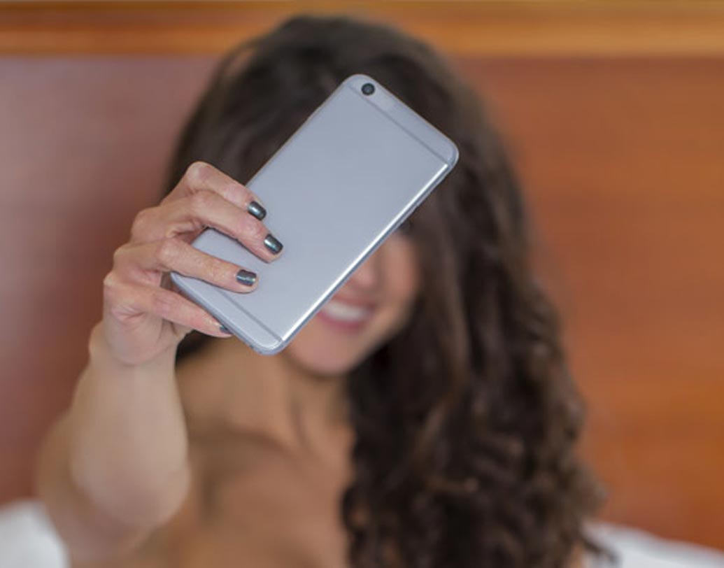 আপনি নিশ্চয়ই বয়ফ্রেন্ডের কমফর্ট জোন জানেন? সামনা সামনি আমরা অনেক বিষয়ে স্বচ্ছন্দ বোধ করলেও দূরে থাকলে তা সম্ভব হয় না। তাই কখনই এমন কিছু পাঠাবেন না যাতে আপনার বয়ফ্রেন্ড অস্বচ্ছন্দ বোধ করেন।