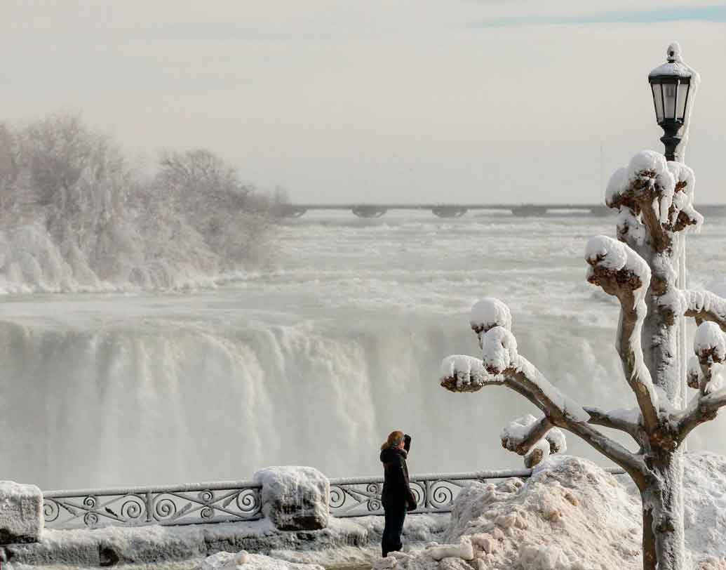 মারাত্মক ঠান্ডায় জমে গিয়েছে নায়াগ্রা জলপ্রপাত। ছবি: এএফপি।