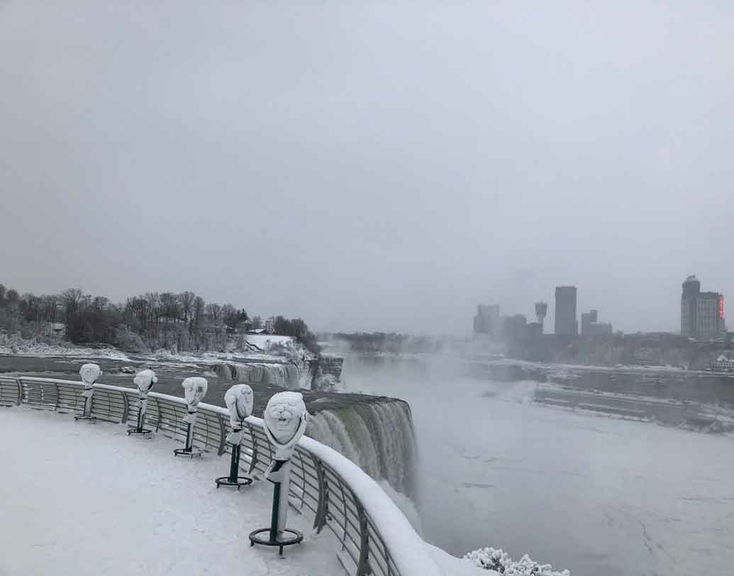 তবে এই প্রথম বার নয়। এর আগেও বেশ কয়েক বার জমে গিয়েছে নায়াগ্রা। ছবি: রয়টার্স।
