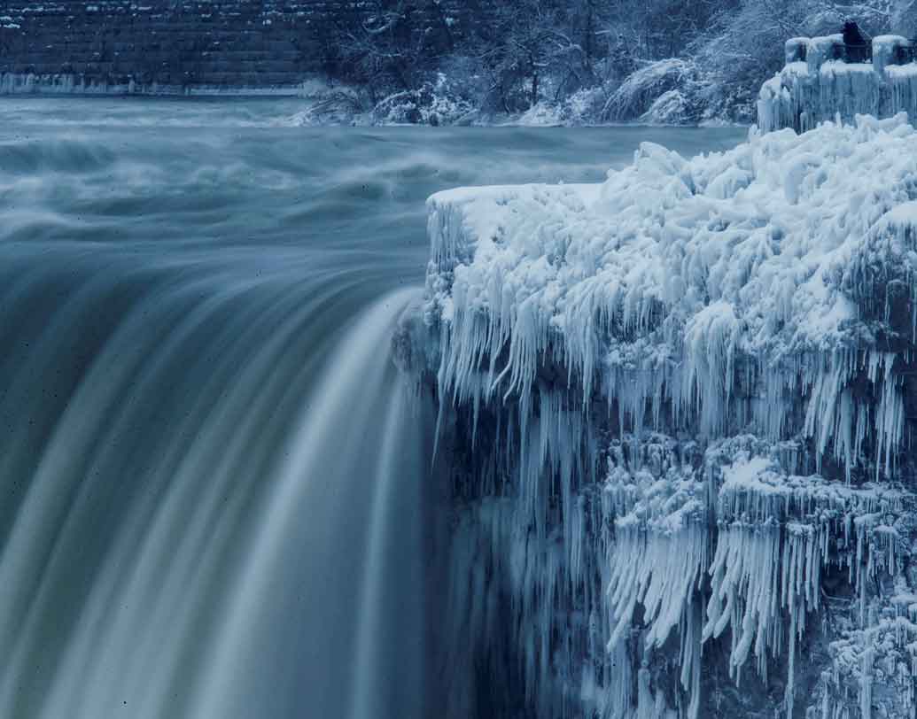 নায়াগ্রা জলপ্রপাত দিয়ে প্রতি সেকেন্ডে তিন হাজার টন জল বয়ে চলে। মারাত্মক ঠান্ডায় সেই জল পড়ার সঙ্গে সঙ্গে জমে যাচ্ছে। ছবি: রয়টার্স।