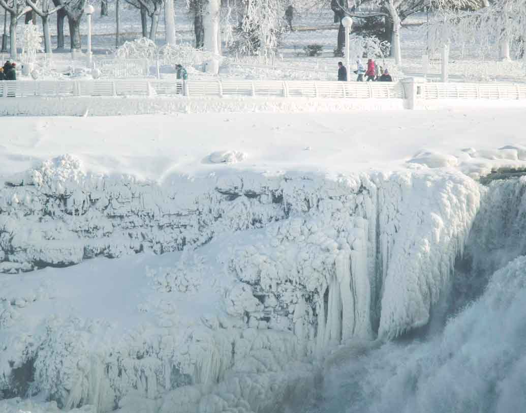 দেশ বিদেশ থেকে মানুষ ভিড় জমিয়েছেন এই প্রাকৃতিক শোভা দেখতে। ছবি: এএফপি।