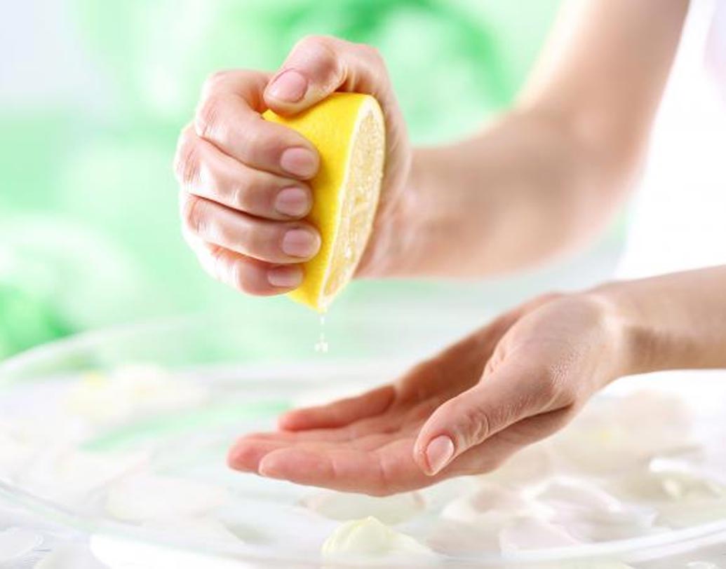 লেবু যেমন কাঁচা মেহন্দির রং গাঢ় করতে সাহায্য করে, তেমনই ফিকে হওয়া মেহন্দি তুলে ফেলতেও সাহায্য করে। এক বালতি হালকা গরম জলে ৬ টেবল চামচ লেবুর রস মিশিয়ে নিন। এই জল দিয়ে হাত ধুতে থাকুন।