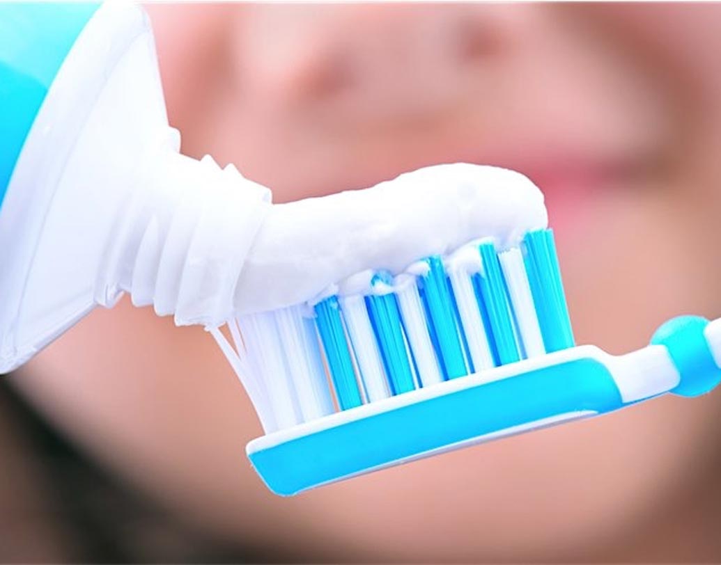 মেহন্দি হালকা করতে হাতের তালুতে টুথপেস্টের পাতলা স্তর লাগিয়ে রাখুন। শুকিয়ে গেলে ভেজা কাপড় দিয়ে মুছে নিন।