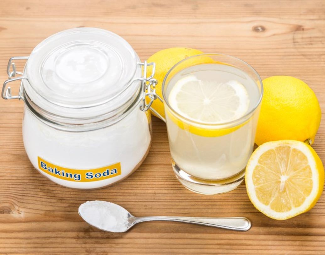 বেকিং সোডা ন্যাচারাল ব্লিচিং এজেন্ট। সম পরিমাণ বেকিং সোডা ও লেবুর রস মিশিয়ে হাতে লাগিয়ে রাখুন। তবে ৫ মিনিটের বেশি না। জল দিয়ে ধুয়ে ফেলুন। এতে মেহন্দির রং হালকা হয়ে যাবে।