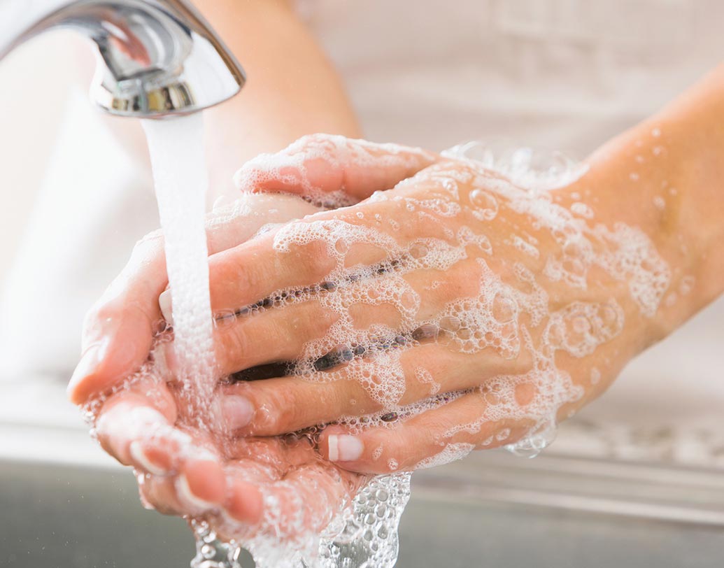 মেহন্দির রং হালকা তাড়াতাড়ি হালকা করতে চাইলে অ্যান্টি-ব্যাকটেরিয়াল সোপ দিয়ে ঘন ঘন হাত ধুতে থাকুন। দিনে ৮-১০ বার হাত ধুলে রং উঠে যাবে।