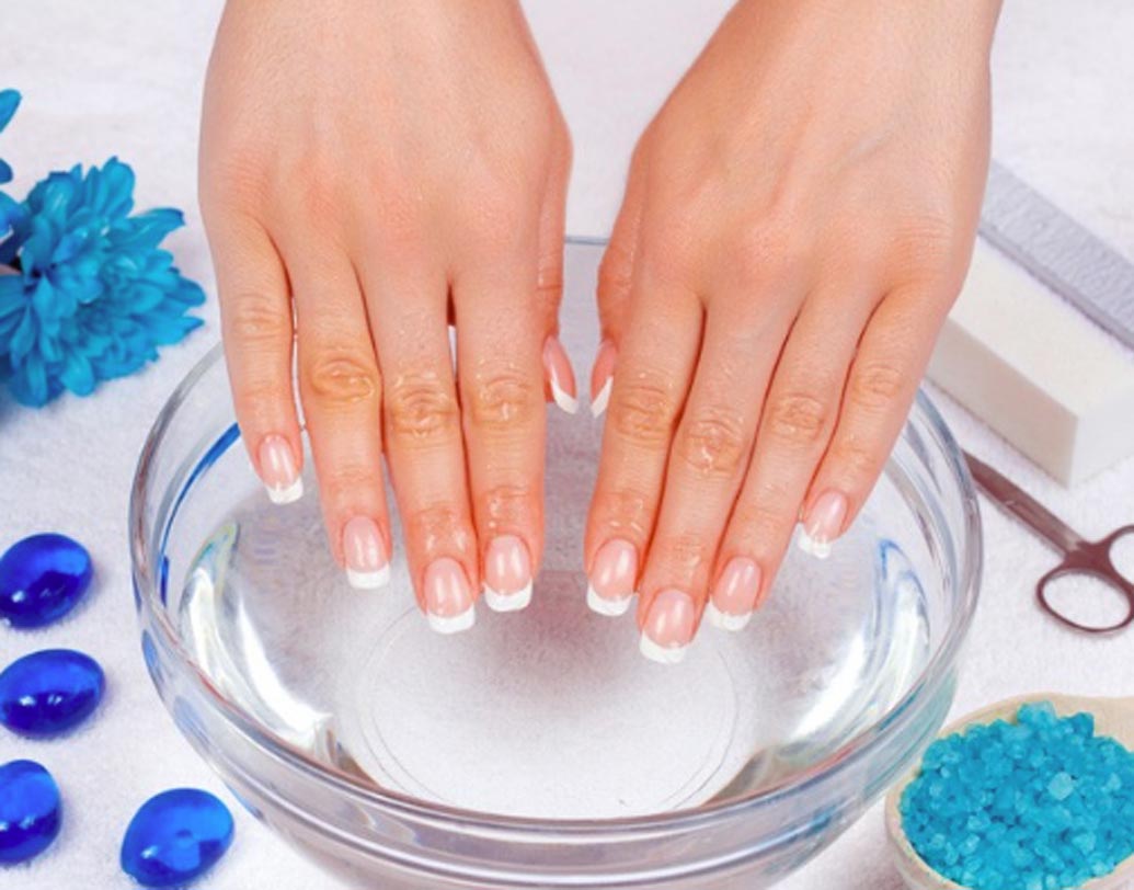 নুন, জল যে কোনও দাগ দূর করতে সাহায্য করে। নুন, জলে ২০ মিনিট হাত ডুবিয়ে রাখলে মেহন্দি হালকা হয়ে যাবে। তবে এর ফলে হাত শুষ্ক হয়ে যেতে পারে। তাই জল থেকে হাত তুলে ময়শ্চারাইজার লাগিয়ে নিন।