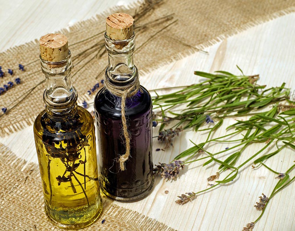 ল্যাভেন্ডার তেল: গরম জলের মধ্যে ৫-৬ ফোঁটা ল্যাভেন্ডার তেল ফেলে দিন। এ বার ধীরে ধীরে ভেপার নিন। ম্যাজিকের মতো কাজ হবে।