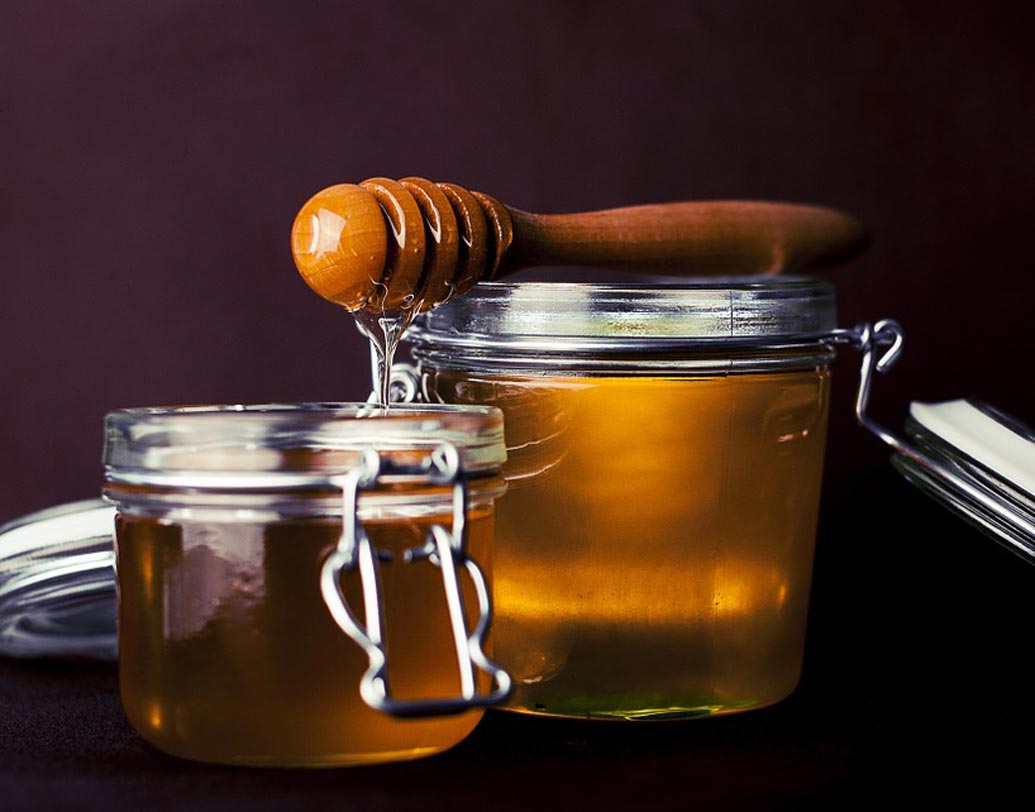 মধু: হাঁপানি নিরাময়ের অন্যতম প্রাচীন টোটকা হল মধু। বিশেষজ্ঞদের মতে, রোজ রাতে ঘুমোবার আগে এক চামচ মধুর সঙ্গে দারচিনি গুঁড়ো মিশিয়ে খেলে শ্বাসকষ্ট কমে যায়। সর্দি-কাশিতেও অনেক আরাম পাওয়া যায়।