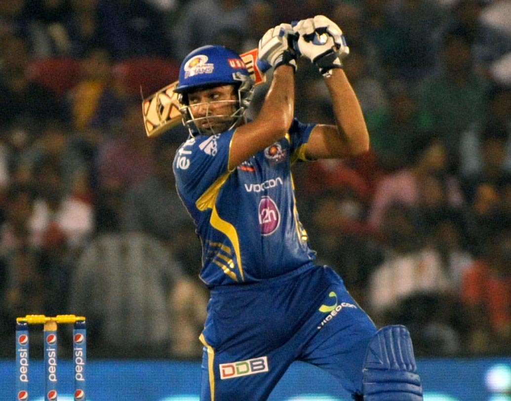 রোহিত শর্মা: আইপিএল জয়ী অধিনায়ককে ধরে রাখতে ১৫ কোটি টাকা খরচ করেছে মুম্বই ইন্ডিয়ান্স।