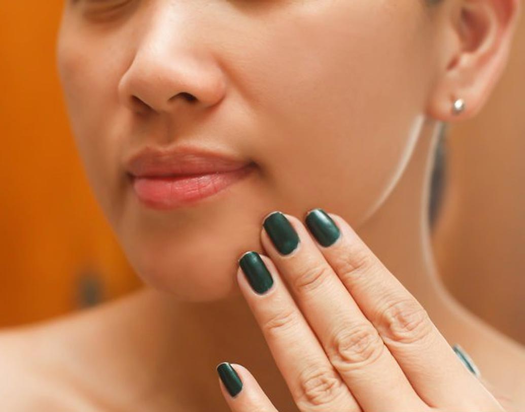 অতিরিক্ত মানসিক চাপের ফলে মুখের চারপাশ ও চোখের কোলে বলিরেখা ফুটে ওঠে।