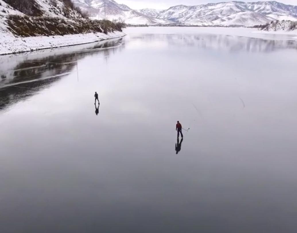 এ ছবি আমেরিকার উটার পাইনভিউ বাঁধের। প্রচণ্ড ঠান্ডায় জমে বরফ হয়ে গিয়েছে গোটা বাঁধের জল।