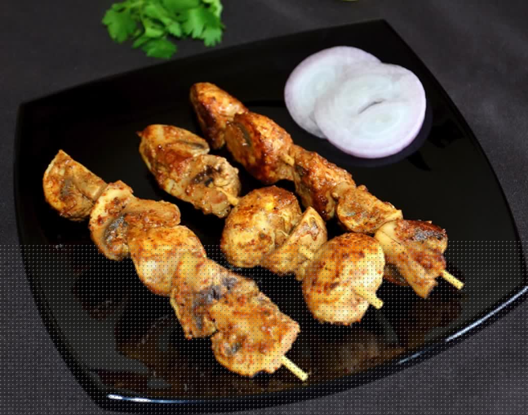 মাশরুম টিক্কা: ডায়েটের কথা ভাবলে এই ডিশের মজা নেওয়া যাবে না। কারণ মাশরুম টিক্কা খুবই স্পাইসি। রসুনের গন্ধ যাঁদের পছন্দ তাঁরা ট্রাই করে দেখতেই পারেন।